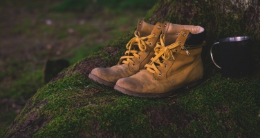 Schuhe auf Waldboden